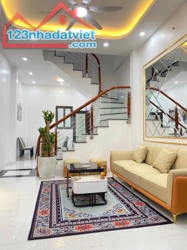 35M2 TẠI KIM GIANG, 4 TẦNG, 4 NGỦ, 1 PHÒNG THỜ, PHÒNG KHÁCH, BẾP ĐẦY ĐỦ, NỘI THẤT FULL ĐẸP