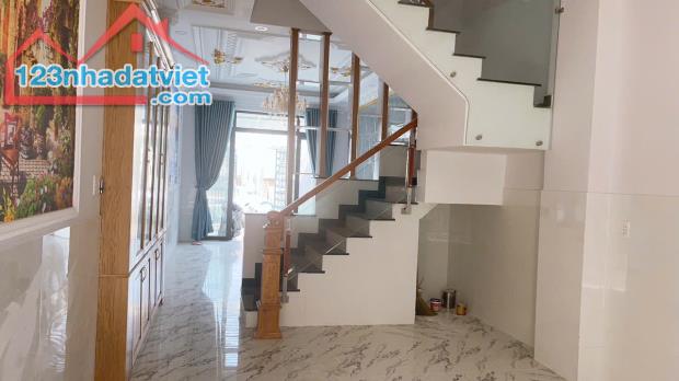 Bán căn nhà ngay Chợ Đầu Mối Hóc Môn 80m2, 3 tầng 4 phòng khép kin" - 1