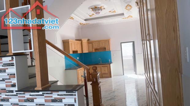 Bán căn nhà ngay Chợ Đầu Mối Hóc Môn 80m2, 3 tầng 4 phòng khép kin" - 2