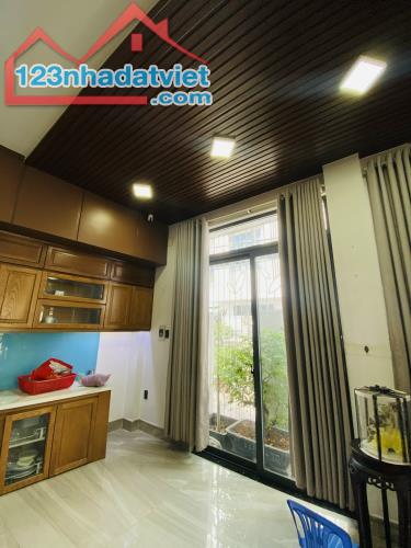 Bán nhà Mặt Tiền Kinh Doanh đường Phùng Tá Chu - 105m² 4 Tầng 4PN - 2