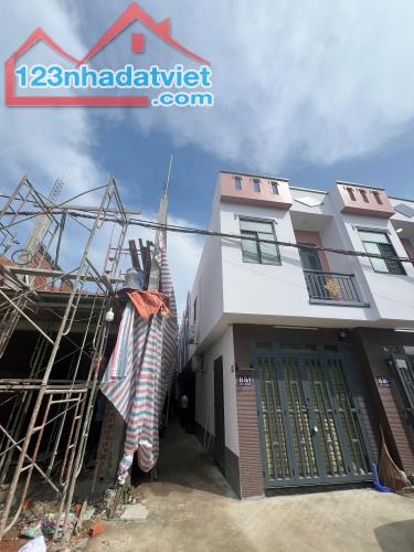 Bán nhà vị trí cực đẹp tại Đức Hòa Long An 52m 1T1L SHR 695tr. Lh:0976999395