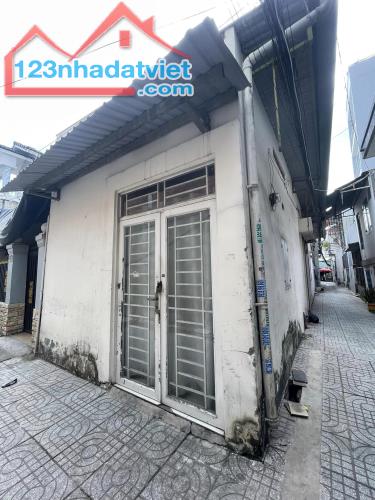 Cần bán nhà cấp 4, hẻm ba gác gần QL 13, Vạn Phúc City, DT 66m2- Giá 4,2 tỷ TL