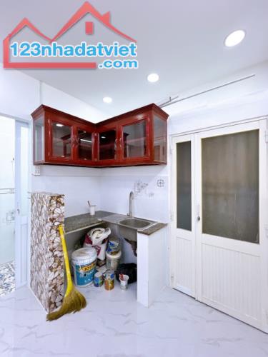 Bán nhà mới Q.4 hẻm 232 Đoàn Văn Bơ P.10 chỉ 2tỷ3 TL DTSD hơn 40m2 - 3