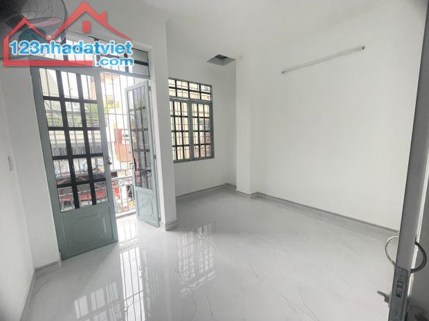 Bán nhà Vườn Lài - Hẻm xe hơi 6m - (4x10.5)m - 3 Phòng ngủ - 2