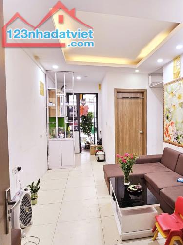 Bán nhà H2 Hoàng Quốc Việt Sát Phố Ở Ấm Áp Nội Thất Đẹp 21m2 5 tầng 3.5 tỷ