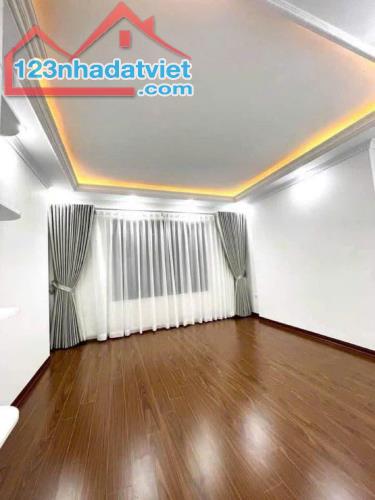 CẦU GIẤY - DT 40M2 X 5T - MT 5M - 7,65 TỶ - NỘI THẤT SANG TRỌNG - GẦN Ô TÔ - 3