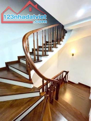 CẦU GIẤY - DT 40M2 X 5T - MT 5M - 7,65 TỶ - NỘI THẤT SANG TRỌNG - GẦN Ô TÔ - 5