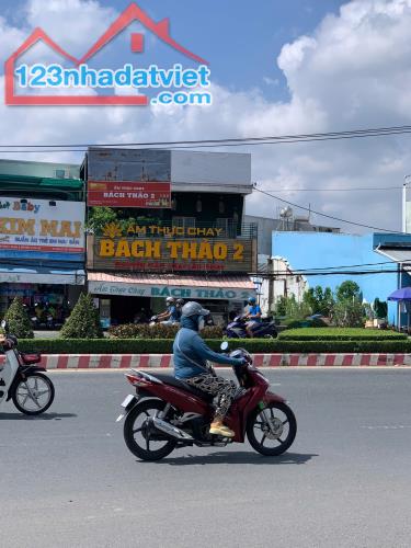 Nhà rộng rãi mặt tiền Mậu Thân đang cho cơm chay Bách Thảo thuê, Cần Thơ - 25 tỷ