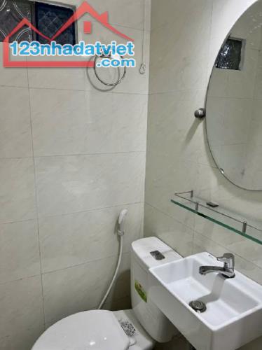 Bán nhà gần trung tâm quận - Điện Biên Phủ Quận 10 Diện tích 11.2m2 1PN, 1WC Giá trên 2 tỷ - 5