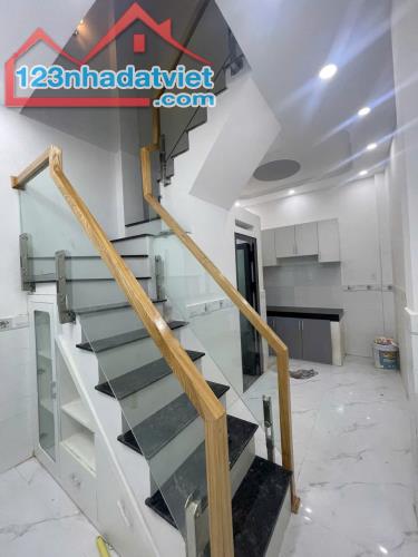 NHÀ MỚI DỌN VÔ Ở NGAY --24M2--2 TẦNG SÁT BẾN XE MIỀN TÂY - 1