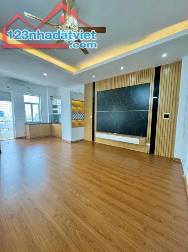 BÁN NHÀ LONG BIÊN - GẦN CHỢ VÀ TRƯỜNG HỌC 71M2 GIÁ 3 TỶ 2. - 1