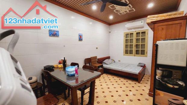 PHÂN LÔ HOÀNG CẦU - ÔTÔ ĐỖ CỬA - GẦN HỒ - VƯỜN HOA - Ở SƯỚNG 39m2, 4 tầng, 5mt, giá 13tỷ - 2