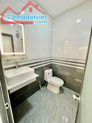 GẦN TÂN HƯƠNG -TP- NHÀ ĐÚC 2 TẦNG MỚI ĐẸP HẺM 7M THÔNG KINH DOANH ĐỈNH -33M2. CHỈ 4 TỶ XÍU - 3