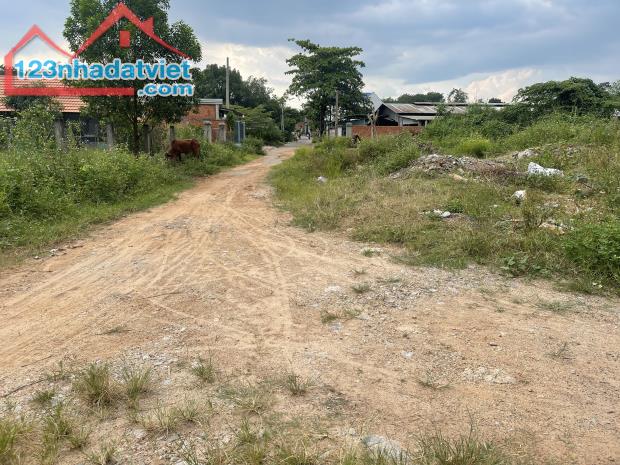 Cần bán khu đất nghỉ dưỡng, gần ngã 3 suối giữa