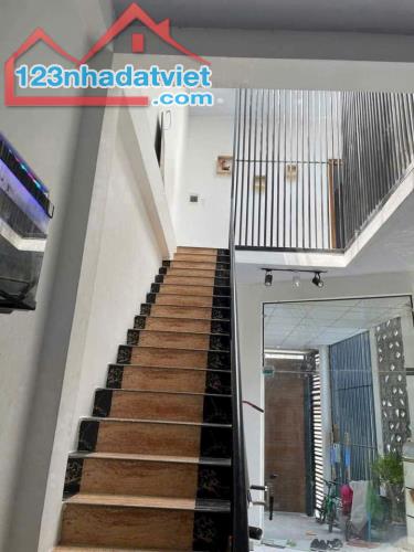 Nhà sổ riêng thổ cư góc 2 mặt tiền 2.7 tỷ/70m2/1 lầu 1 trệt 3 phòng ngủ, sân ô tô - 4