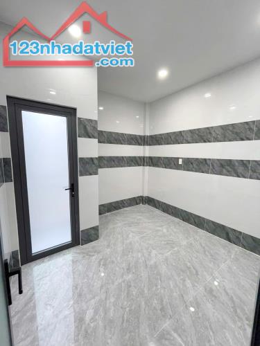 Nhà mới 2 lầu 40m2 nở hậu L Ưu Long P11Q8