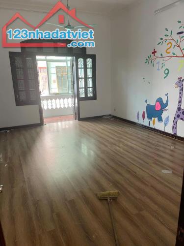 Cho thuê nhà ngõ ô tô Phùng Chí Kiên Cầu Giấy 170m x 4T, MT 10M giá 38 triệu