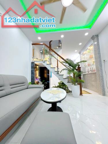 Nhà mới 2 tầng nở hậu Tùng Thiện Vương P13 -Q8