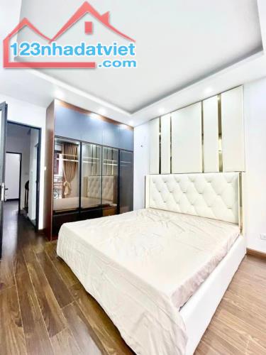 NGÃ TƯ SỞ - 20M Ô TÔ TRÁNH - NHÀ ĐẸP, NỘI THẤT XỊN XÒ - 2 THOÁNG- Ô TÔ 5 TẠ ĐỖ CỬA. - 2