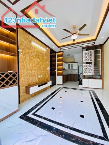 Bán Nhà Đẹp,Thạch Bàn 33m²,5 Tầng, ÔTô Tránh - Ngõ Thông, An Ninh Tốt.