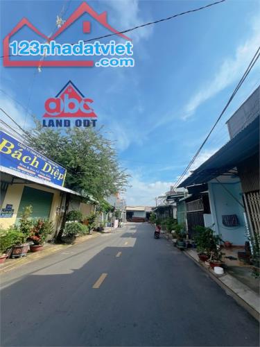 NP995 nhà phố ngang 8m, vị trí thuận lợi kinh doanh showroom đồ gỗ nội thất