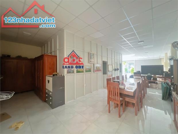 NP995 nhà phố ngang 8m, vị trí thuận lợi kinh doanh showroom đồ gỗ nội thất - 1