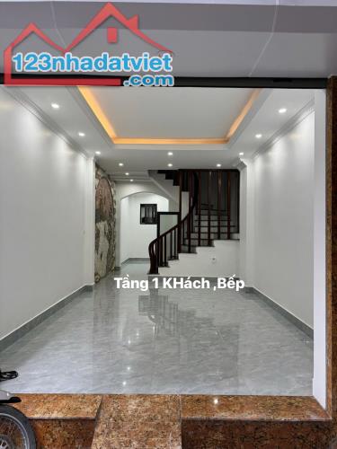 Cần bán gấp nhà phố Trần Thái Tông 40m2, 5T, ngõ thông,ô tô kinh doanh,