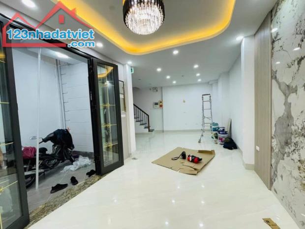 Rẻ quá- 6 tỷ có nhà mới 5 tầng 50m2- giá 6 tỷ Chu Huy Mân- Long Biên