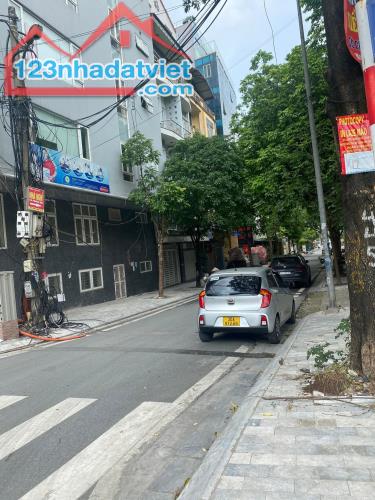Toà văn phòng Tây Hồ 8 tầng 1 hầm thang máy, lô góc, oto tránh, vỉa hè rộng, kinh doanh