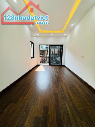 Bán nhà Phố Hào Nam_Nội thất đầy đủ_3 ngủ thoáng sáng_27m2x5T_Giá: 7.5 tỷ.