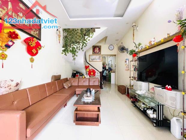 Bán nhà phố Tây Sơn, Đống Đa, Hà Nội
DT 40m2, xây 4 tầng. Giá chào 4.8 tỷ có thương lượng - 1