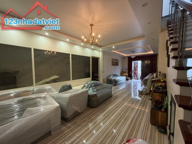 Bán nhà 3 tầng 126m2 thiết kế kiểu villa có gara ô tô tại TĐC Hồ Đá , Sở Dầu, Hồng Bàng