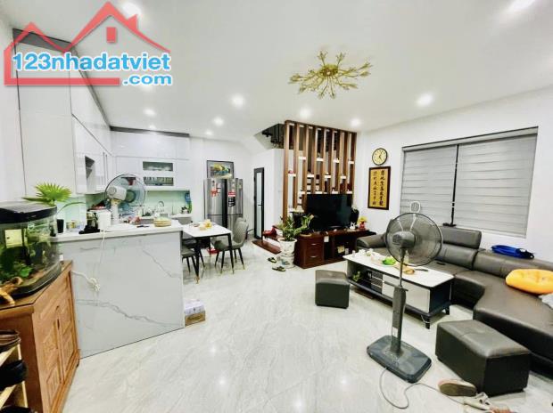 LÔ GÓC HÀO NAM - NGÕ THÔNG TỨ TUNG - KINH DOANH - NỘI THẬT XỊN 42m2, 5tầng, 5mt giá 10.5tỷ