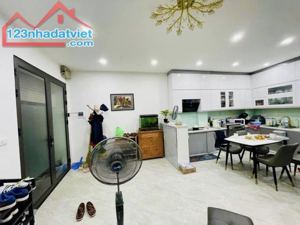 LÔ GÓC HÀO NAM - NGÕ THÔNG TỨ TUNG - KINH DOANH - NỘI THẬT XỊN 42m2, 5tầng, 5mt giá 10.5tỷ - 1
