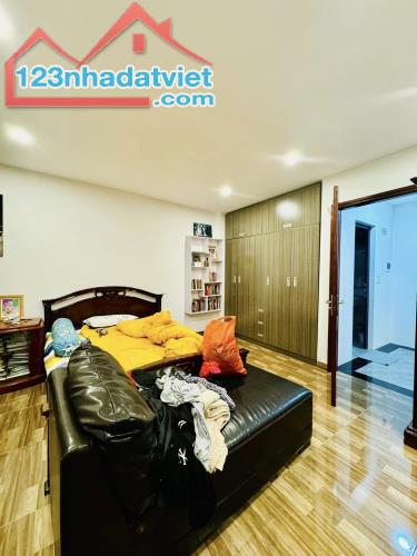 LÔ GÓC HÀO NAM - NGÕ THÔNG TỨ TUNG - KINH DOANH - NỘI THẬT XỊN 42m2, 5tầng, 5mt giá 10.5tỷ - 4