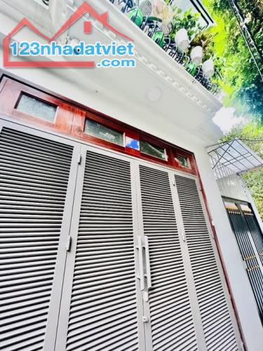 NHÀ ĐẸP XINH KHU TRUNG TÂM LONG BIÊN. DIỆN TÍCH 36/ 50M. NHÀ 5 TẦNG MẶT TIỀN RỘNG. LÔ GÓC