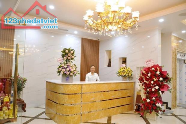 Bán khách sạn 5* trung tâm Bãi Cháy- Hạ Long, 34 phòng, đi bộ 2p ra bãi tắm, cạnh công