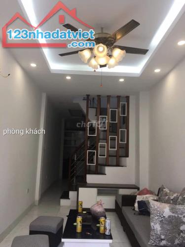 Cho thuê nhà ngõ ba gác phố Kim Giang Thanh Xuân 35m x 3 tầng, giá 10tr/tháng