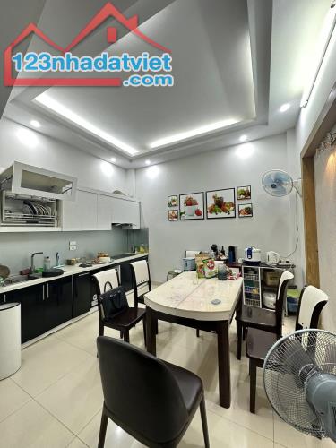 BÁN NHÀ THỊNH HÀO, 36M2 5T 8,2 TỶ, FULL NỘI THẤT, 10M RA OTO, NGÕ OTO TRÁNH ĐỖ, Ở NGAY - 1