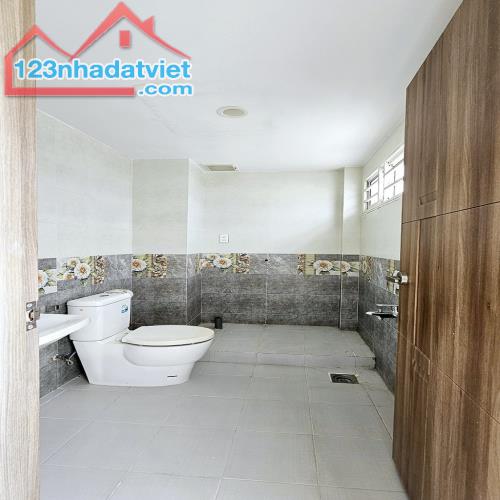 Bán nhà hẻm ô tô thông đường Đặng Văn Bi, Quận Thủ Đức _ 2 tầng 4 pn 3 wc _ Chỉ có 5 ty--- - 5