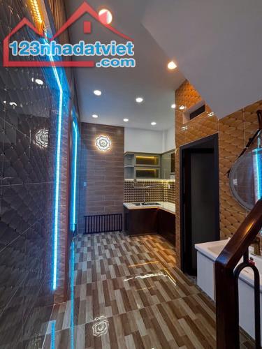 Nhà Bán - Chiến Lược - Bình Tân - 2 Tầng - Xe Hơi Đỗ Cửa - DTS 90m2  - 3.7 tỷ TL