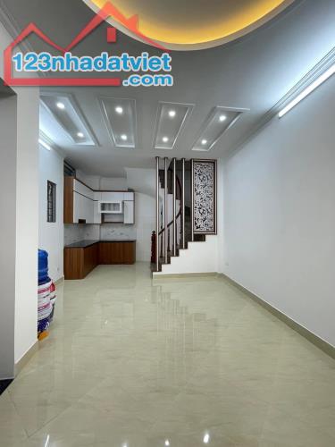 Bán nhà Kim Giang,gần phố,ô tô có sổ đỏ 40m2, 5 tầng. Giá 6.2 tỷ.