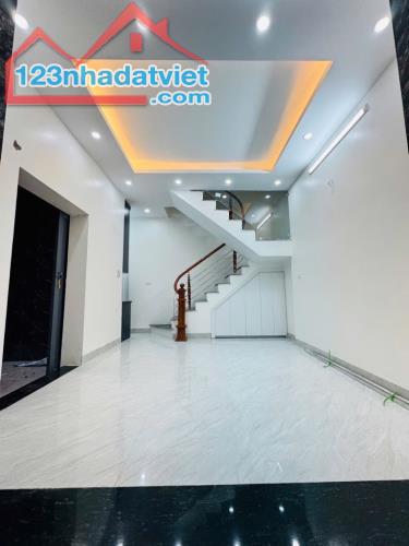 NHÀ LÁNG 32M2 X 5 TẦNG - 6.5 TỶ - VỊ TRÍ ĐẮC ĐỊA - KINH DOANH TUYỆT VỜI