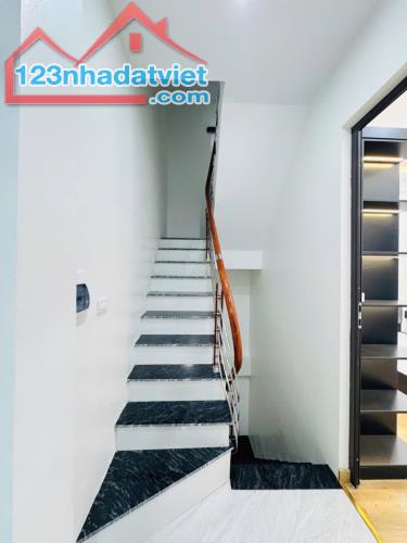 NHÀ LÁNG 32M2 X 5 TẦNG - 6.5 TỶ - VỊ TRÍ ĐẮC ĐỊA - KINH DOANH TUYỆT VỜI - 3