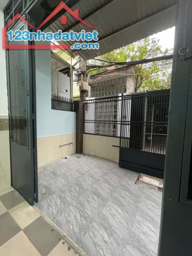 Nhà 2 tầng đường Nguyễn Văn Linh . DT:78m . Ngang 4m40 . Giá 4tỷ4 thương lượng