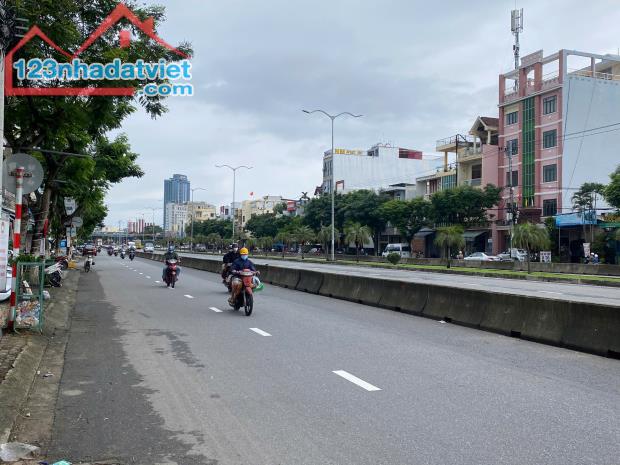 Cần bán nhà 3 tầng mặt tiền đường Ngô Quyền, gần cầu sông Hàn, nhà mới, giá đầu tư