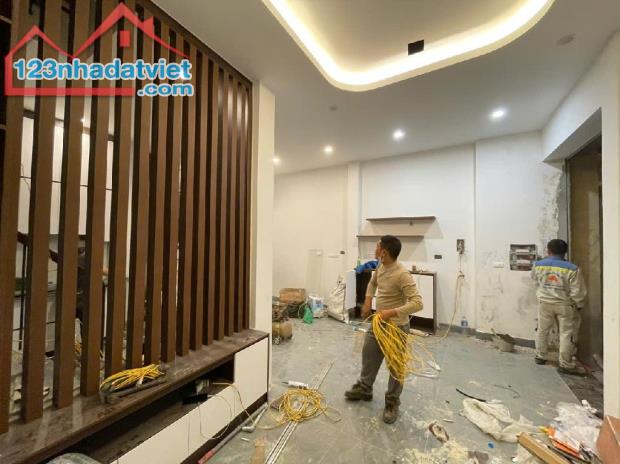 NHÀ LỘC LONG QUÂN - 200M2 X 5 TẦNG - 11.5 TỶ -  MẶT TIỀN RỘNG 5M - VỊ TRÍ ĐẮC ĐỊA