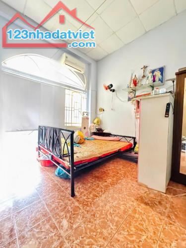 🌺Nhà 3 Tầng Tân Bình - Bùi Thế Mỹ - P.10  👉 Chỉ hơn 3 Tỷ  🔹Ngang 5,6m dài 4,4m - 4