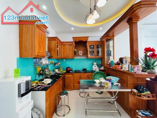 NHÀ BA TẦNG, MỚI, ĐẸP, NỞ HẬU 146M2 ĐẤT, TIỆN KINH DOANH, GẦN VINCOM Q9 BÁN NHANH CÒN HƠN - 1