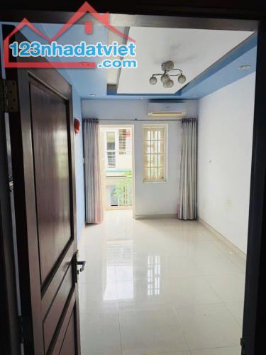 Bán gấp nhà 4 tầng, DT 46m2, vài bước chân qua quận 1, khu dân trí. - 2